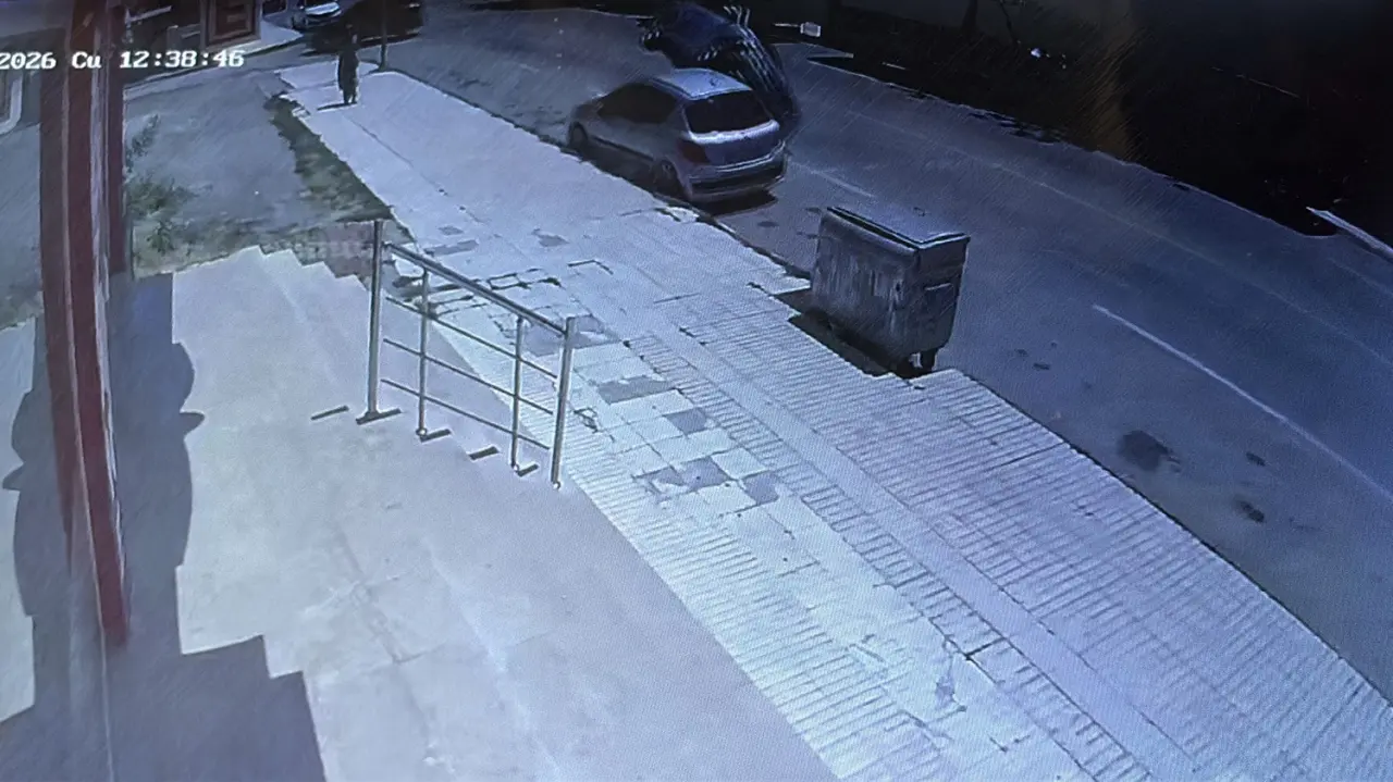 Park Halindeki Araca Çarpan Otomobil Devrildi 1