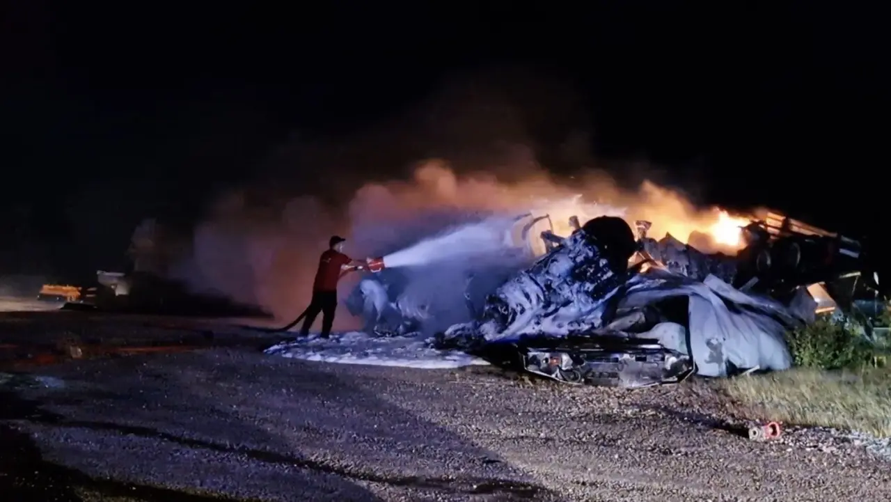 Devrilen TIR Alev Topuna Döndü 3
