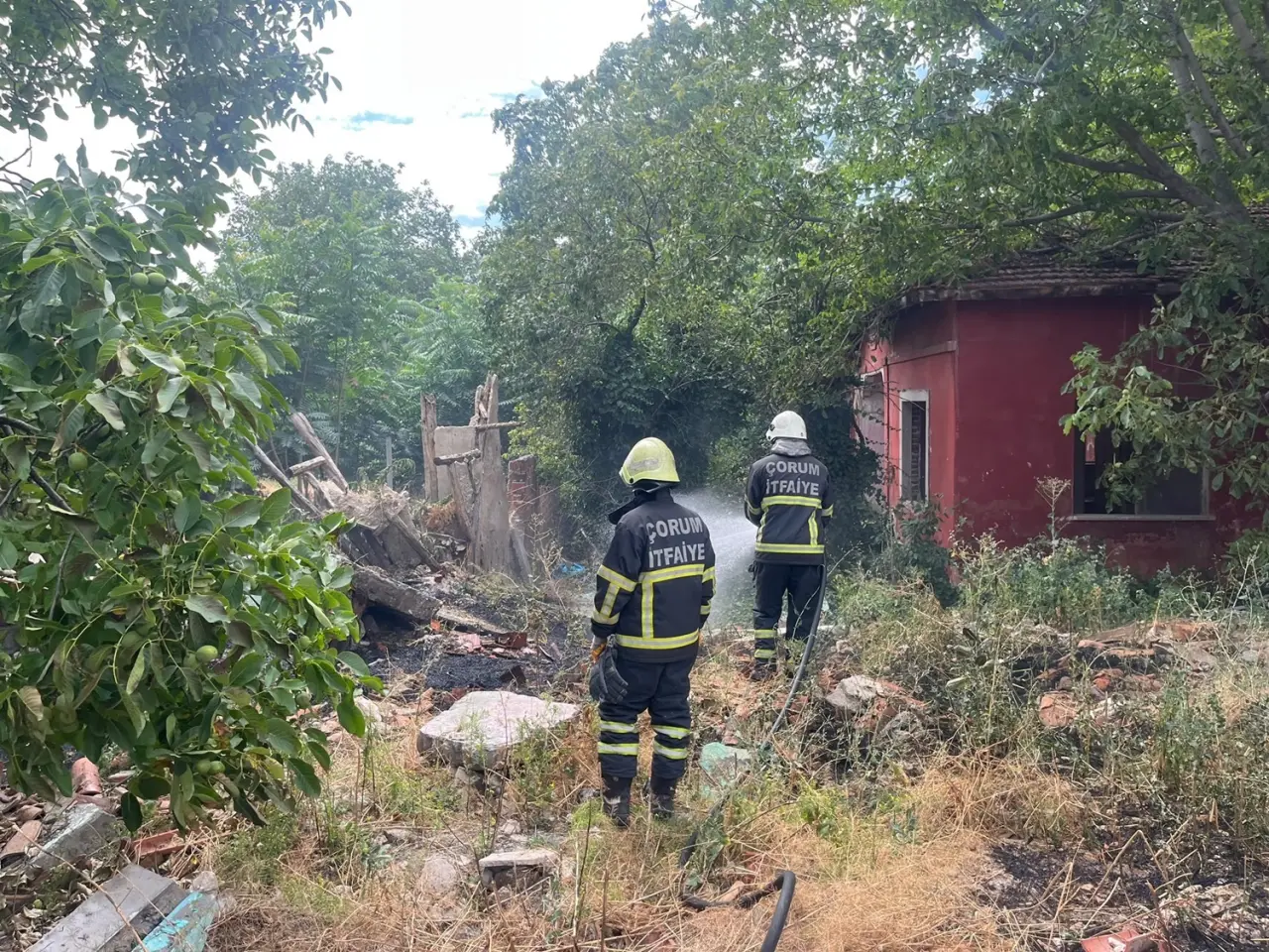 Yangın, Evlere Sıçramadan Söndürüldü 3