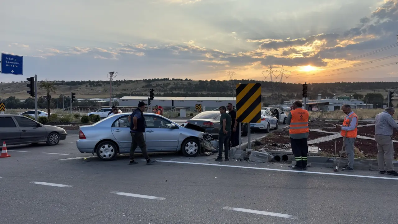 İki Otomobil Çarpıştı, Yara Almadan Kurtuldular 6