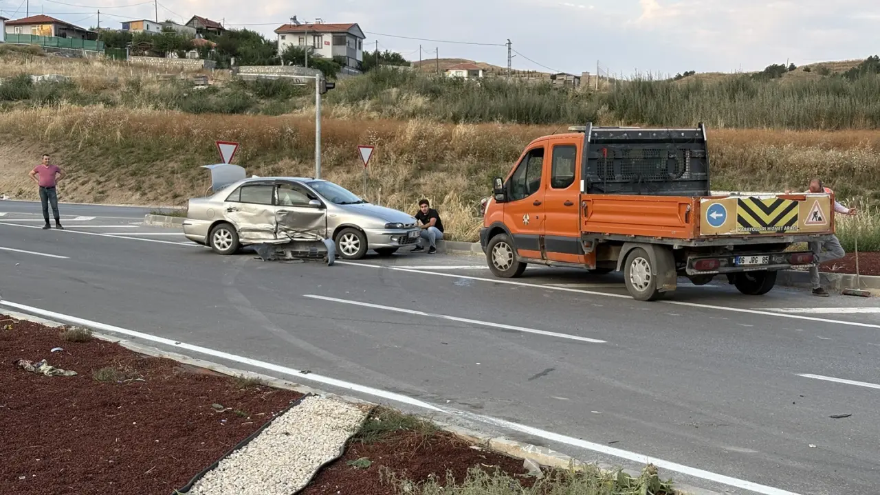 İki Otomobil Çarpıştı, Yara Almadan Kurtuldular 2