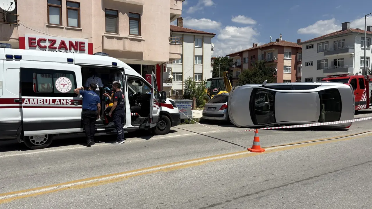 Park Halindeki Araca Çarpan Otomobil Devrildi 2