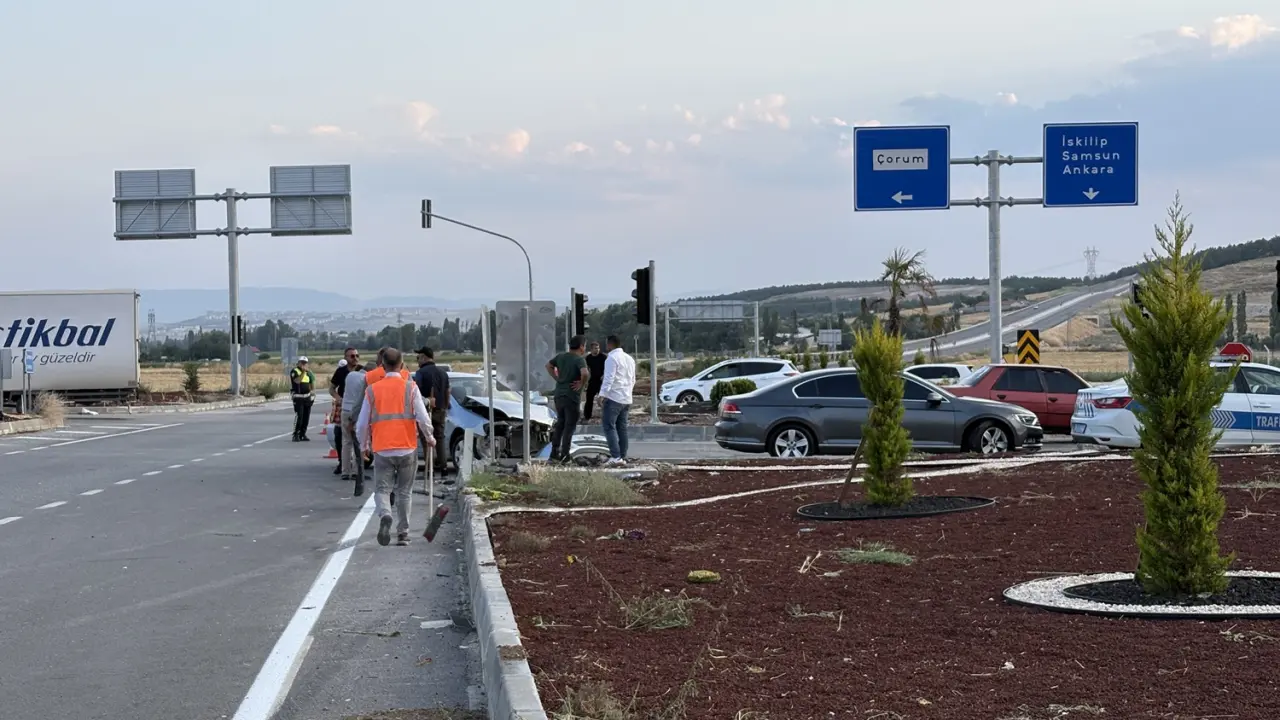İki Otomobil Çarpıştı, Yara Almadan Kurtuldular 4
