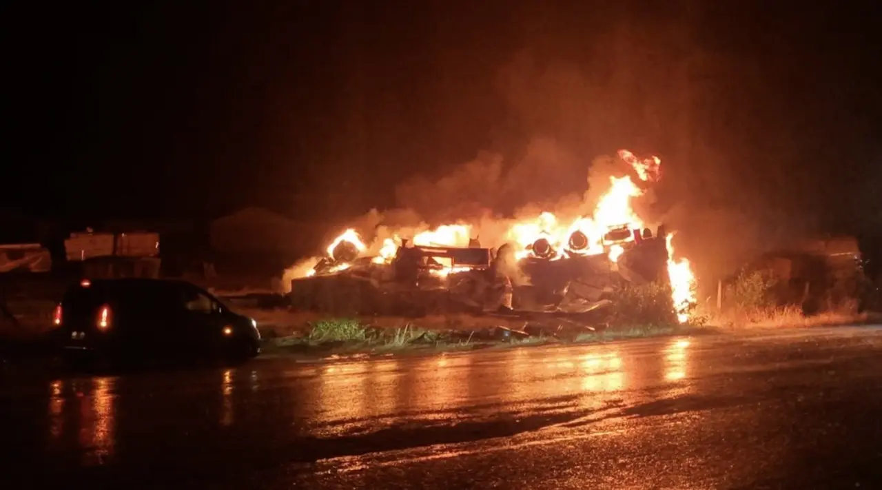 Devrilen TIR Alev Topuna Döndü 2