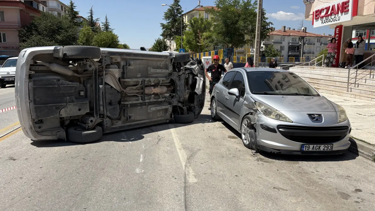 Park Halindeki Araca Çarpan Otomobil Devrildi 4