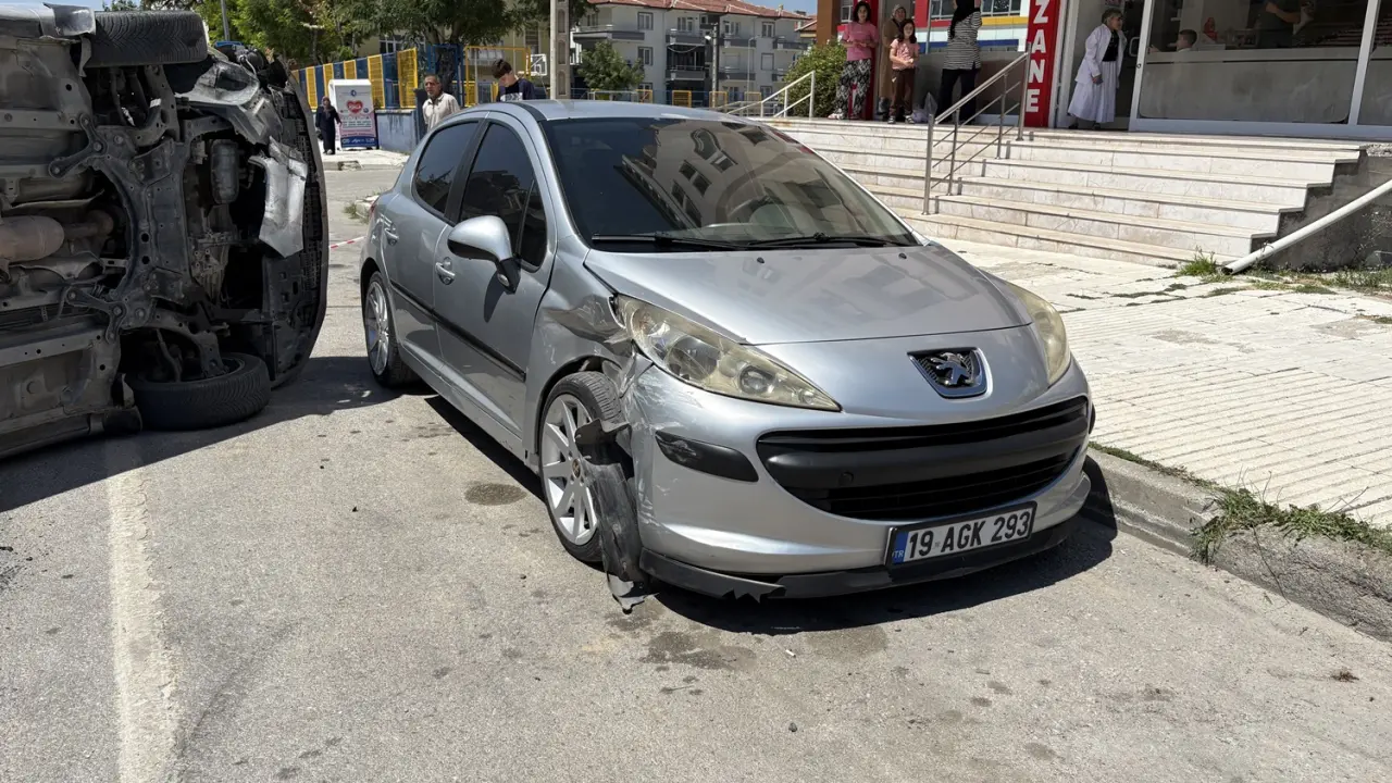 Park Halindeki Araca Çarpan Otomobil Devrildi 3