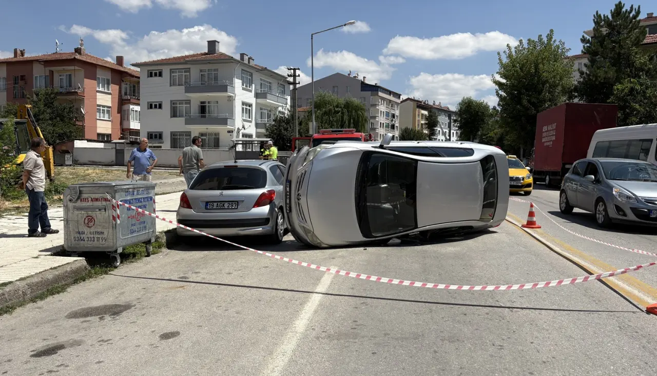 Park Halindeki Araca Çarpan Otomobil Devrildi 5