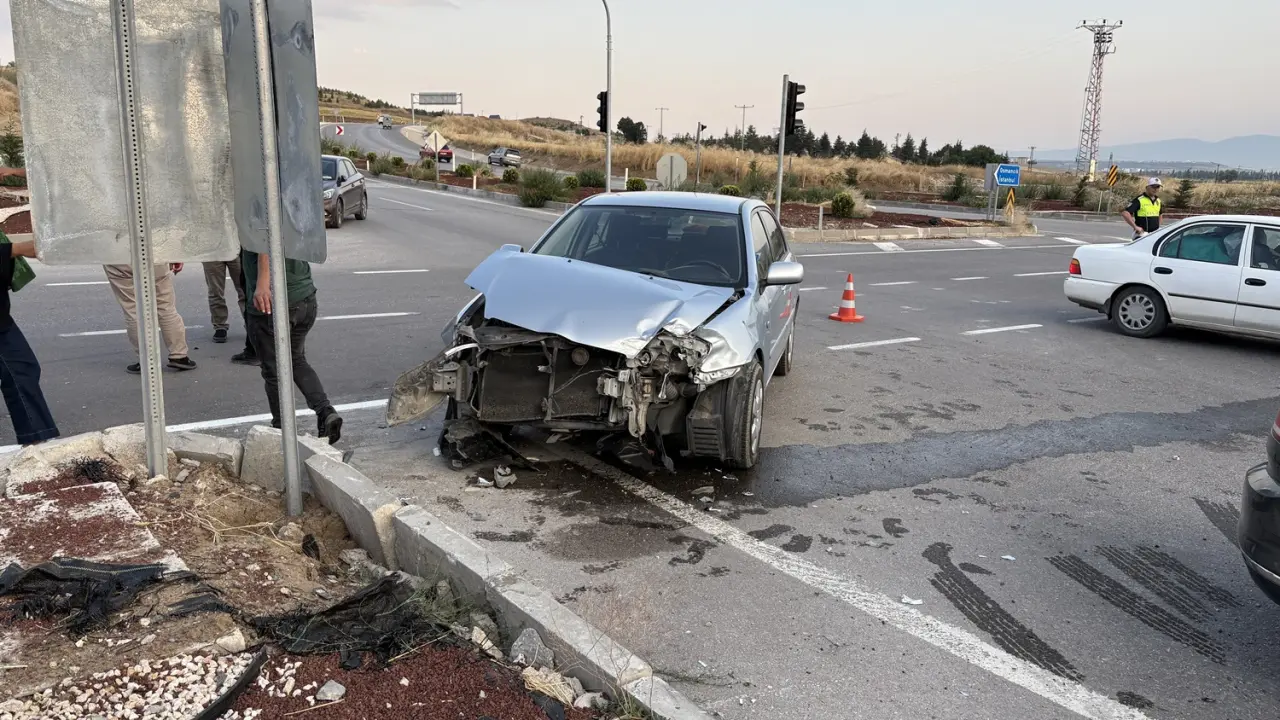 İki Otomobil Çarpıştı, Yara Almadan Kurtuldular 1