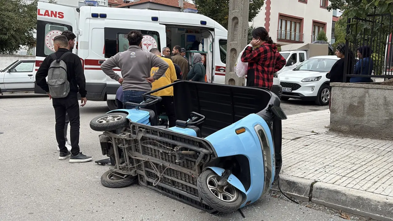 Hafif Ticari Araç ile Elektrikli Motosiklet Çarpıştı 5