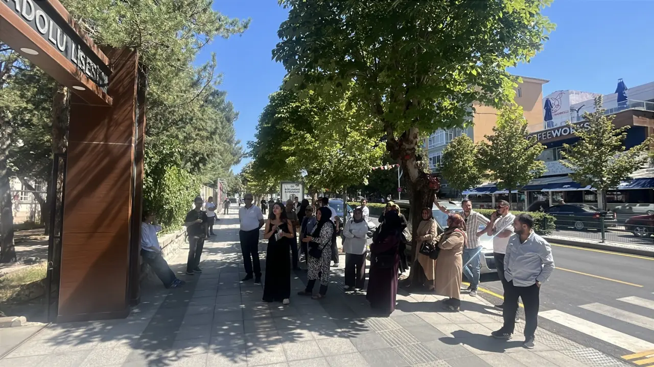 Adaylar İçeride, Aileler Dışarıda Ter Döktü 1