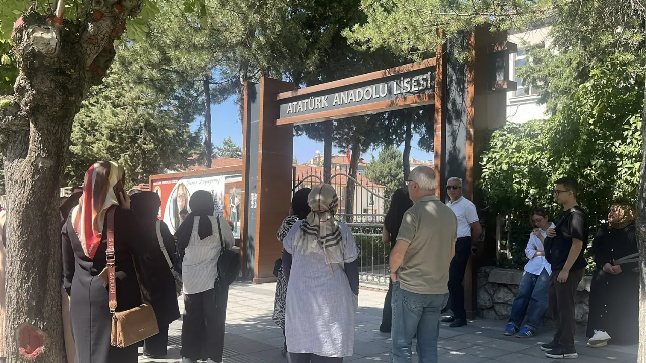 Adaylar İçeride, Aileler Dışarıda Ter Döktü 3