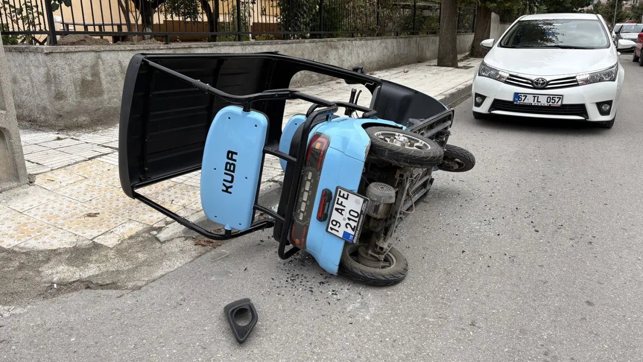 Hafif Ticari Araç ile Elektrikli Motosiklet Çarpıştı 2