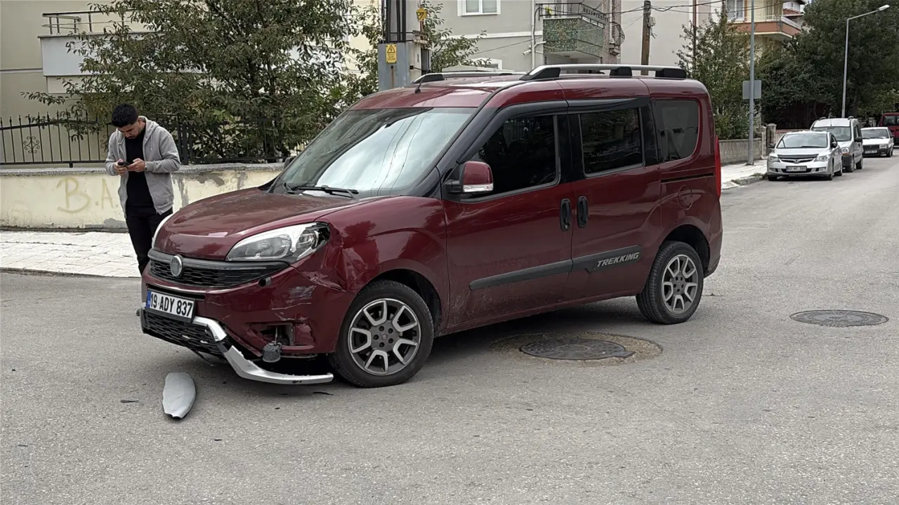 Hafif Ticari Araç ile Elektrikli Motosiklet Çarpıştı 1