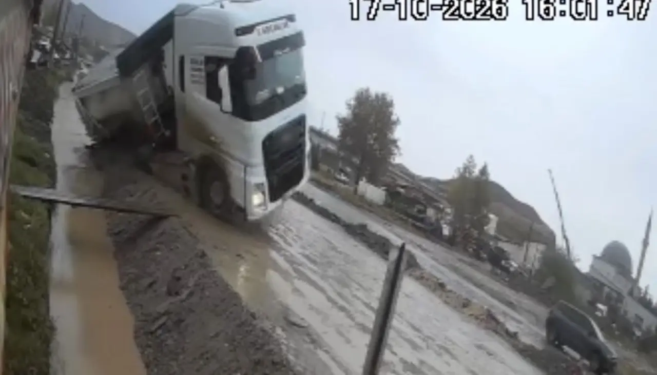 Yol Vermek İsterken Kanala Devrildi 1