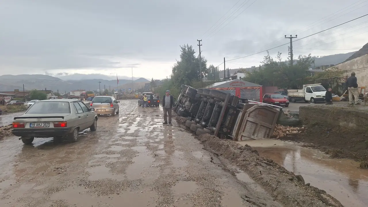 Yol Vermek İsterken Kanala Devrildi 4