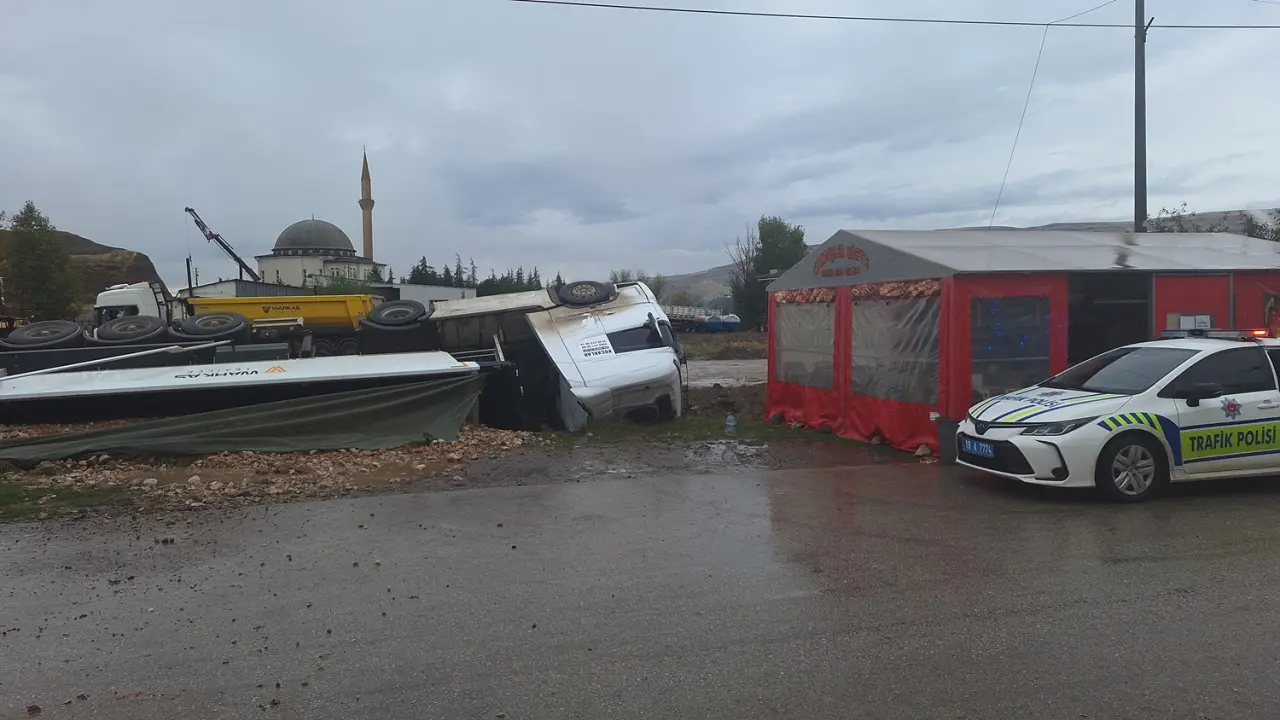 Yol Vermek İsterken Kanala Devrildi 5
