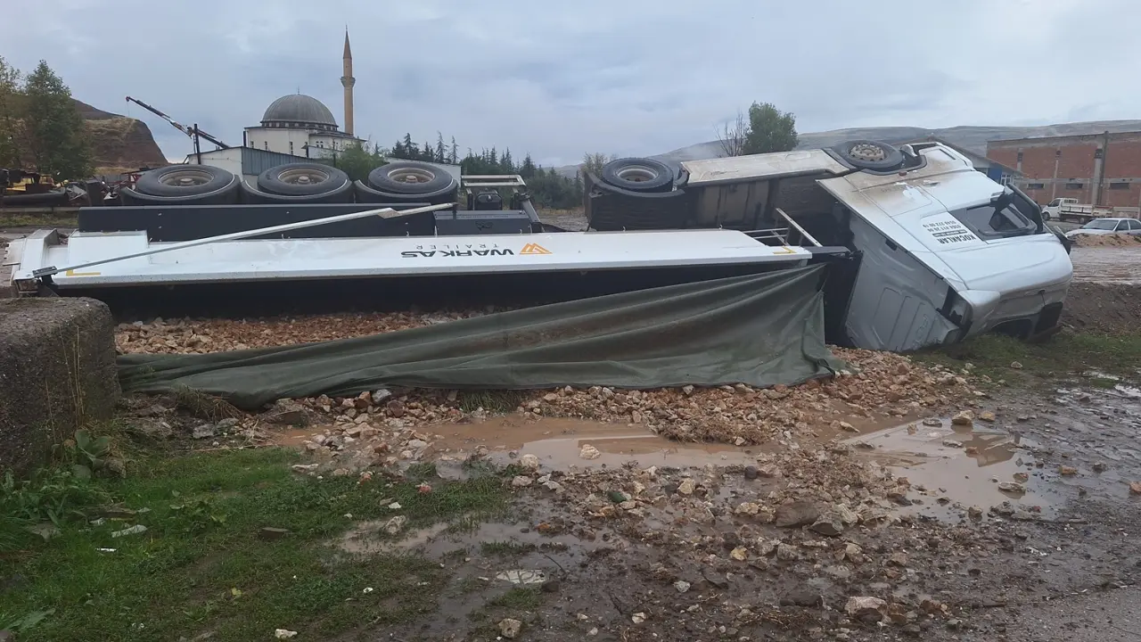 Yol Vermek İsterken Kanala Devrildi 7