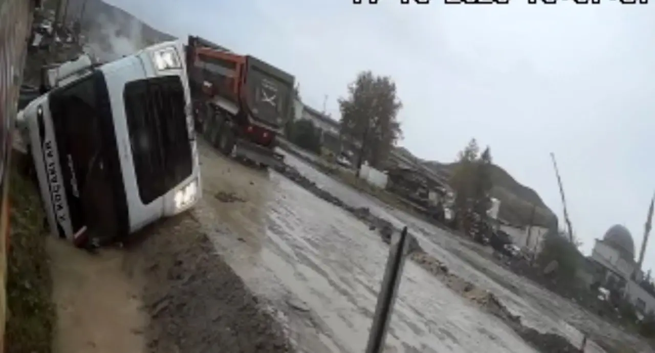 Yol Vermek İsterken Kanala Devrildi 2