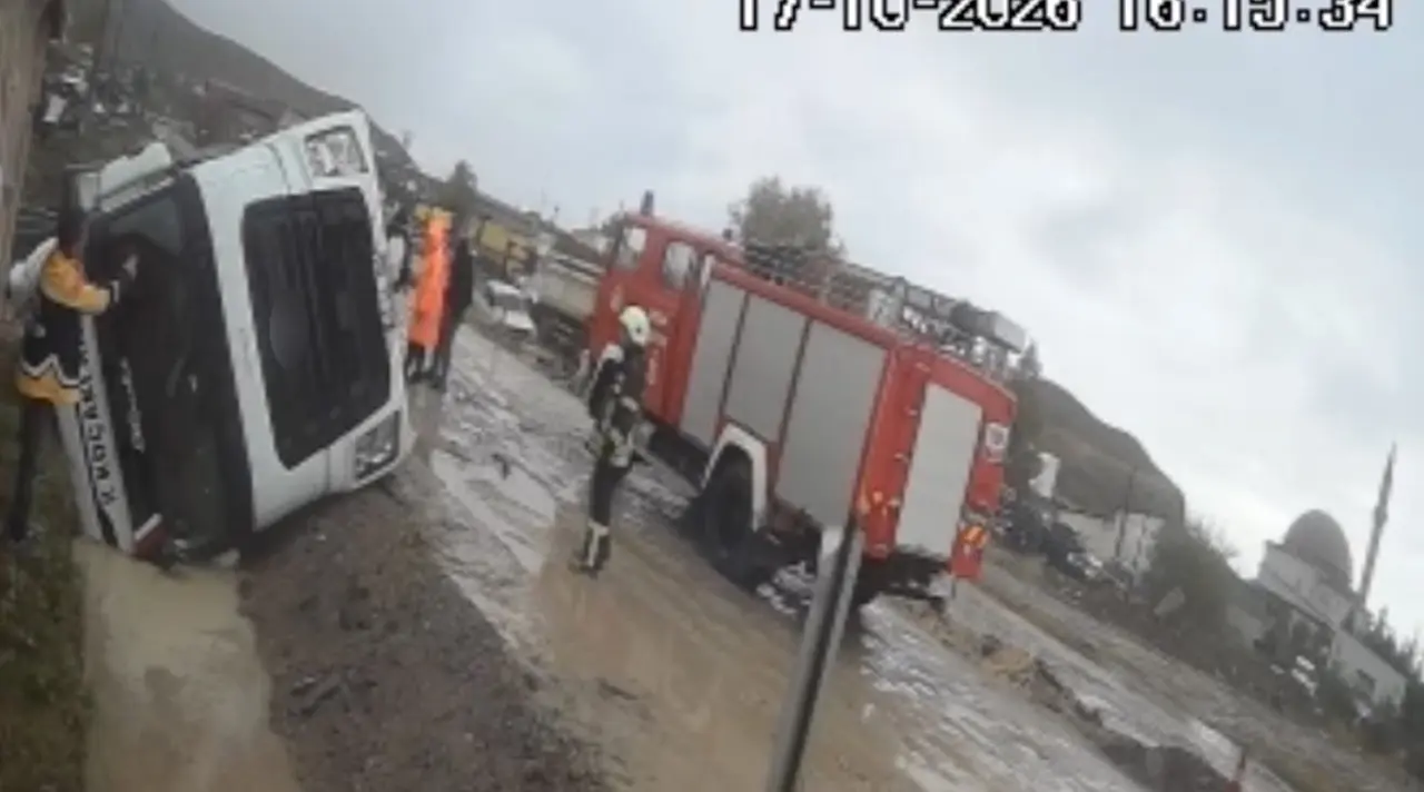 Yol Vermek İsterken Kanala Devrildi 3