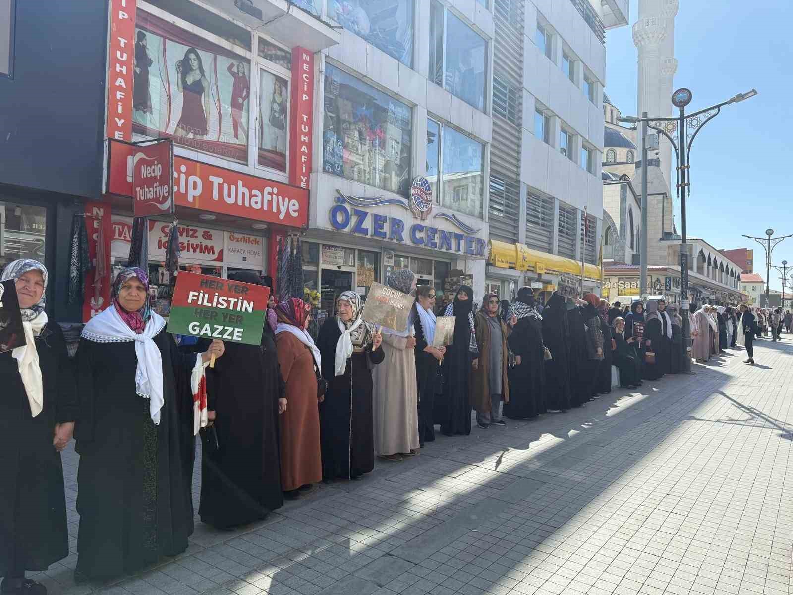 agrida-kadinlar-gazzeye-destek-icin-sessiz-zincir-olusturdu