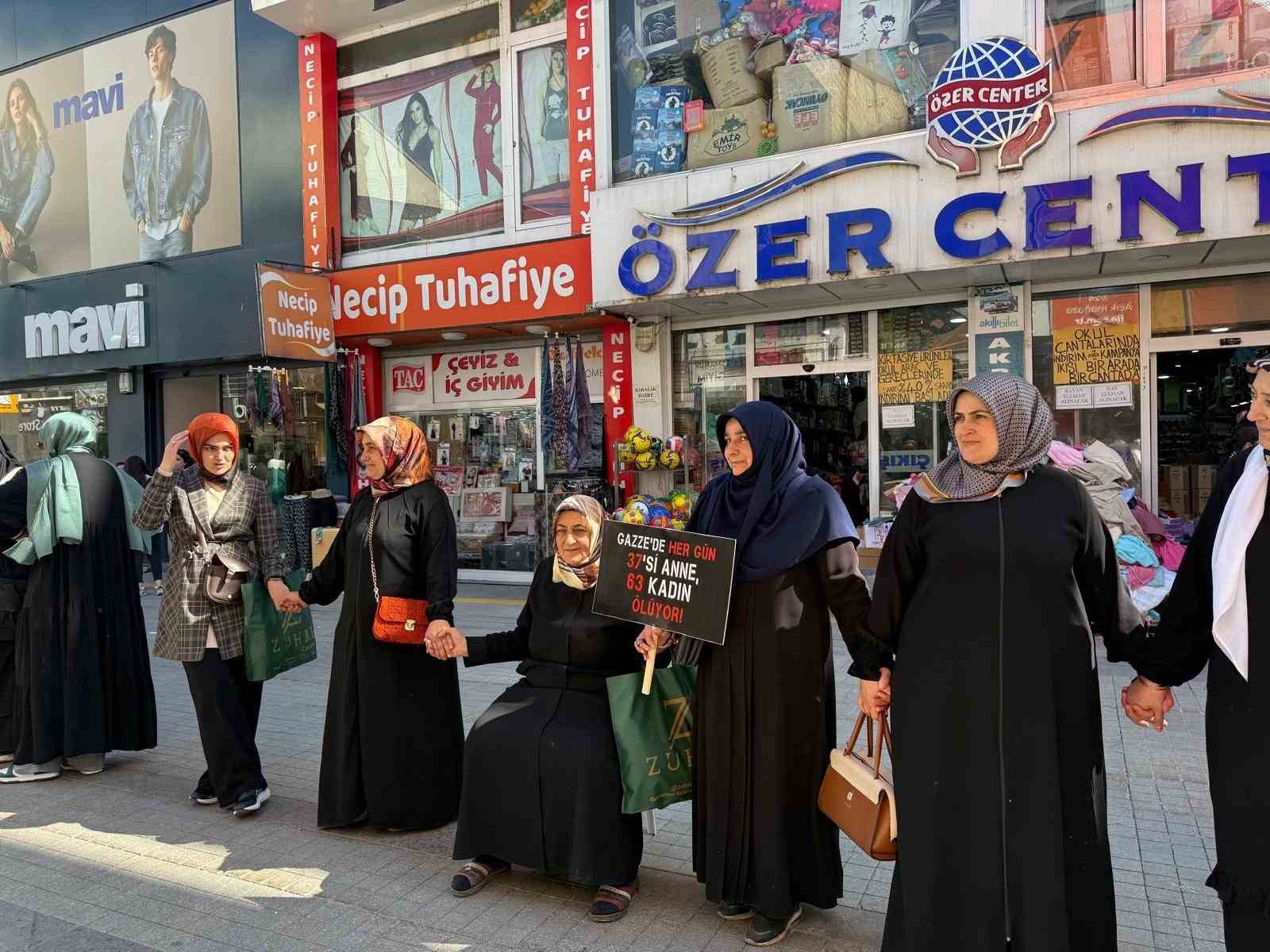 agrida-kadinlar-gazzeye-destek-icin-sessiz-zincir-olusturdu