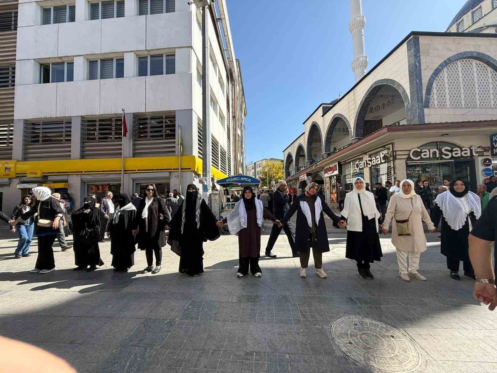 agrida-kadinlar-gazzeye-destek-icin-sessiz-zincir-olusturdu