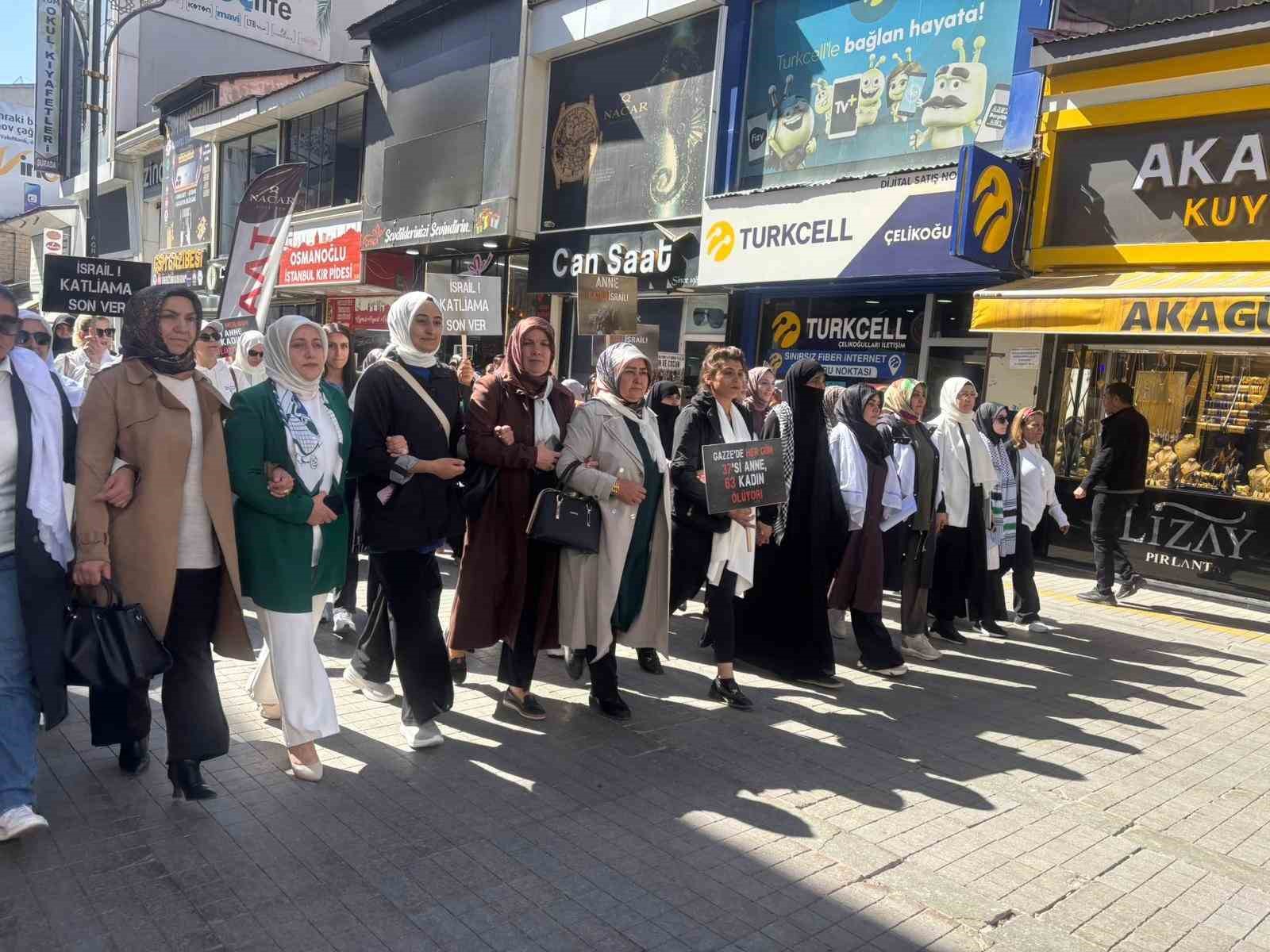 agrida-kadinlar-gazzeye-destek-icin-sessiz-zincir-olusturdu