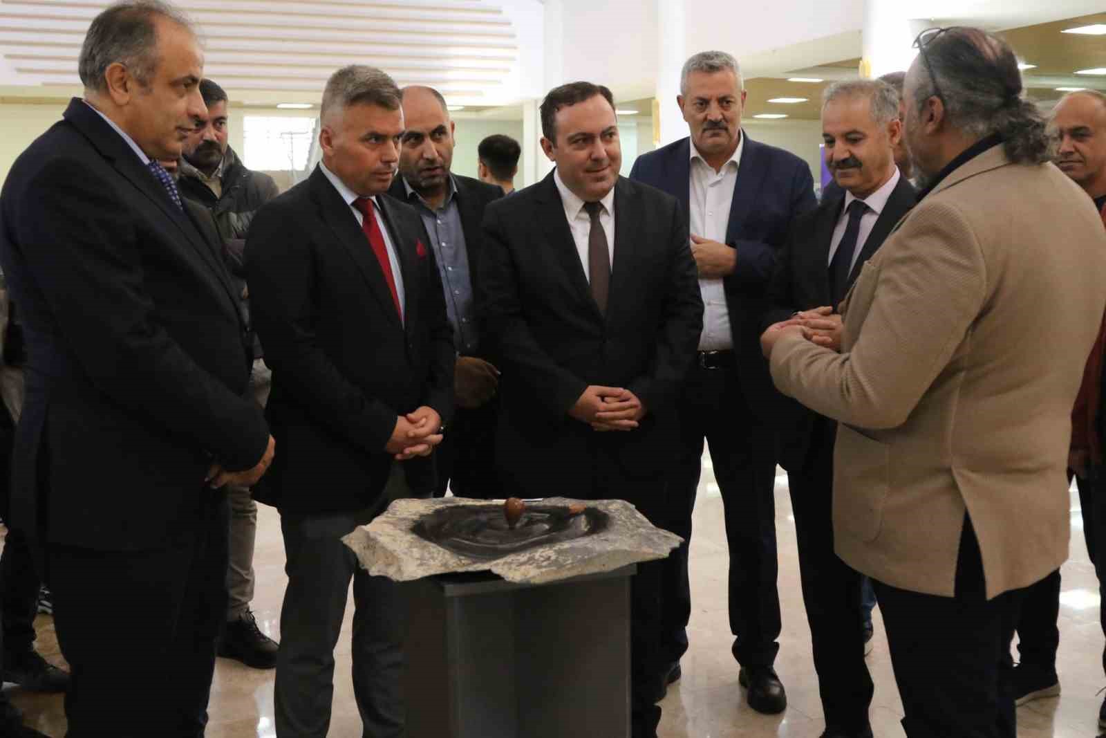 agrida-nuh-tufani-temali-sergi-sanatseverlerle-bulustu