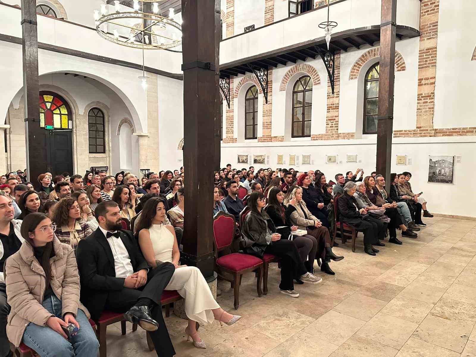aziz-panteleimon-kilisesinde-guz-resitali
