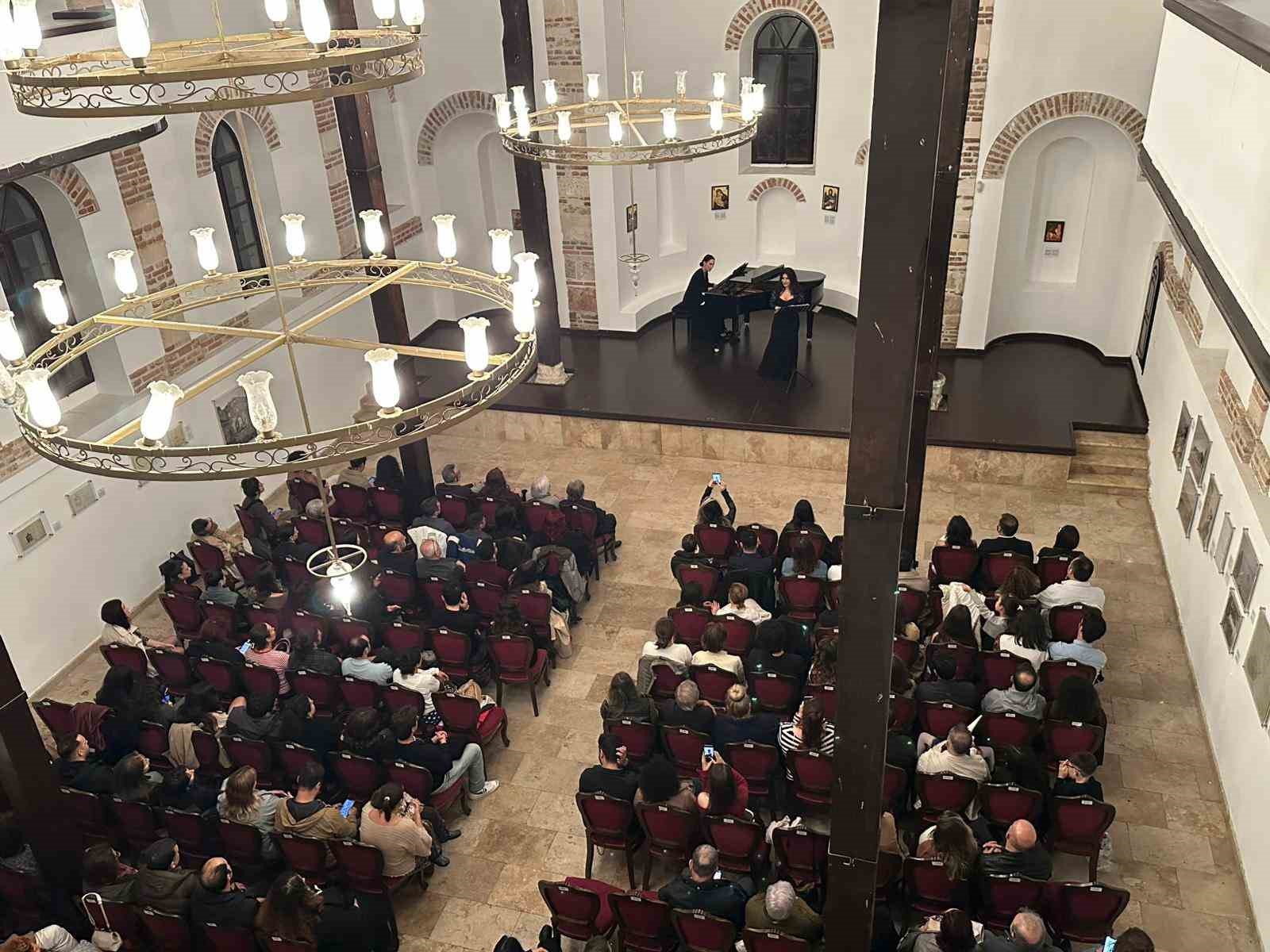 aziz-panteleimon-kilisesinde-guz-resitali
