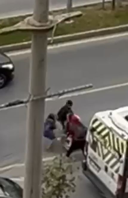 basaksehirde-trafikte-tartistigi-motosikletliye-cocugunun-gozu-onunde-saldirdi