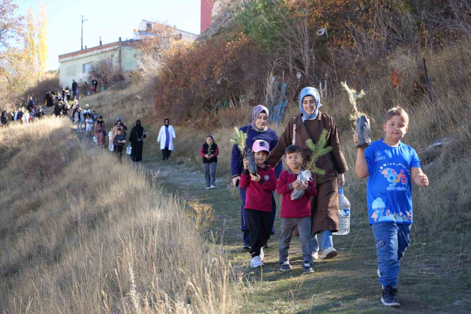 bayburtta-minik-eller-yesil-vatan-icin-fidan-dikti