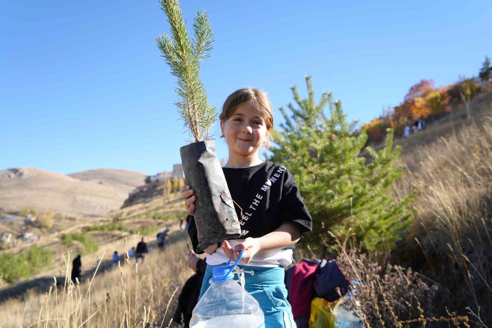 bayburtta-minik-eller-yesil-vatan-icin-fidan-dikti