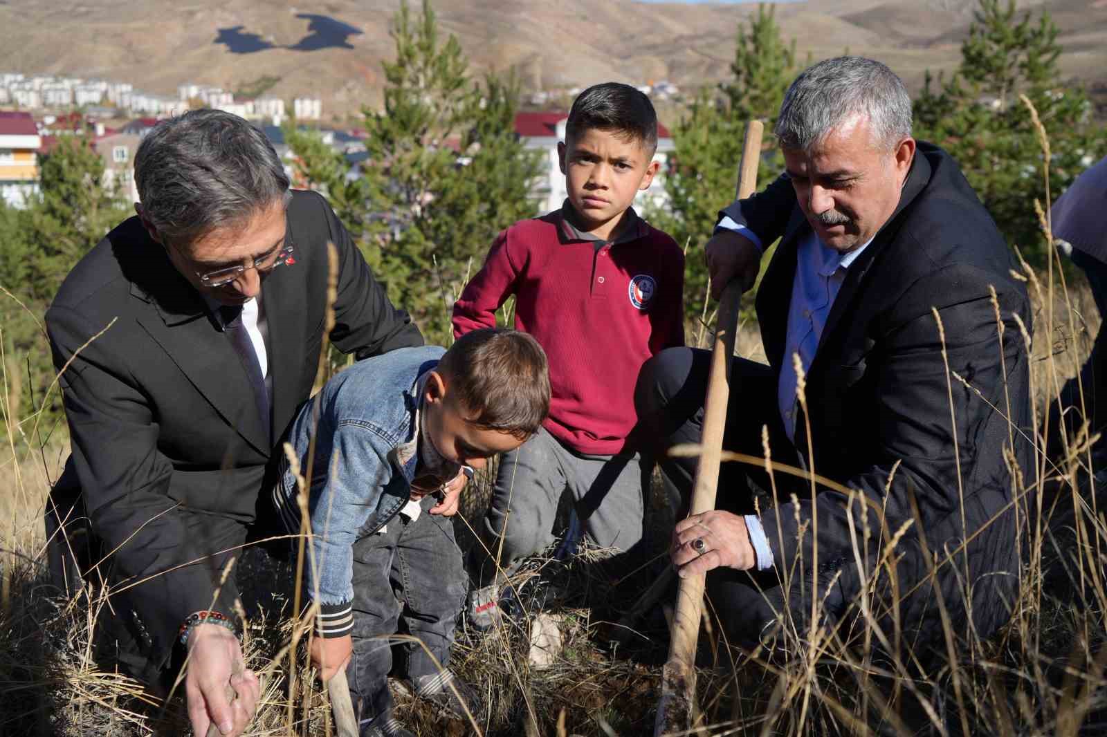 bayburtta-minik-eller-yesil-vatan-icin-fidan-dikti