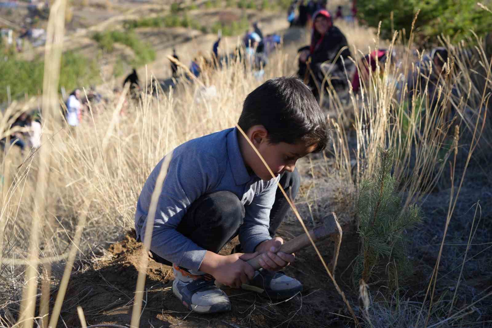 bayburtta-minik-eller-yesil-vatan-icin-fidan-dikti
