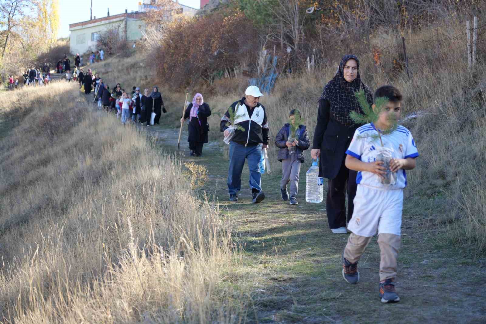bayburtta-minik-eller-yesil-vatan-icin-fidan-dikti