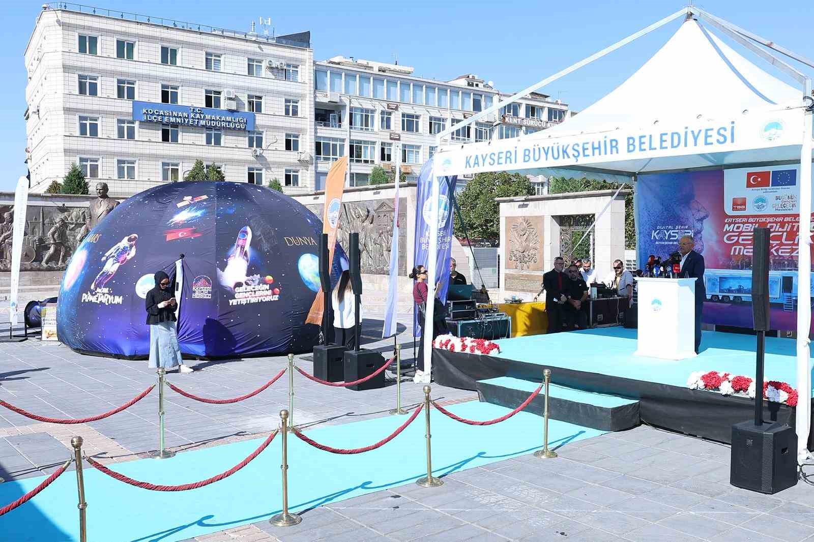 buyuksehirin-genclere-yonelik-buyuleyici-mobil-dijital-genclik-merkezi-acildi