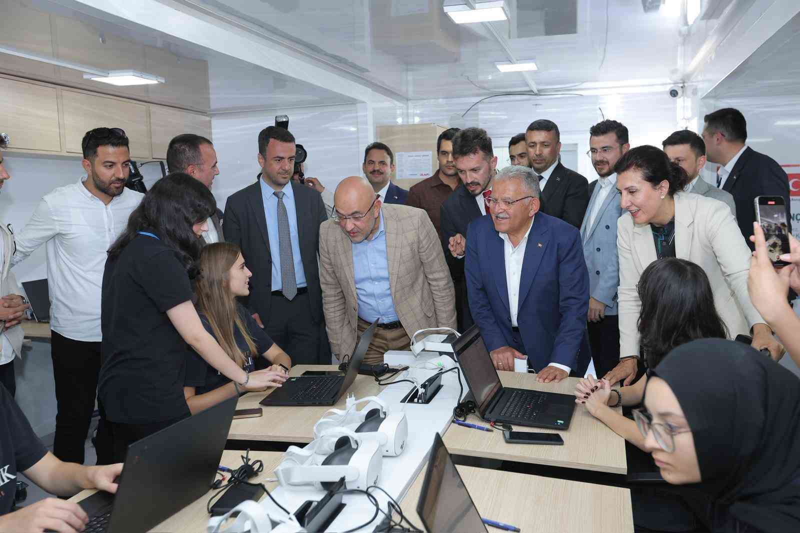 buyuksehirin-genclere-yonelik-buyuleyici-mobil-dijital-genclik-merkezi-acildi
