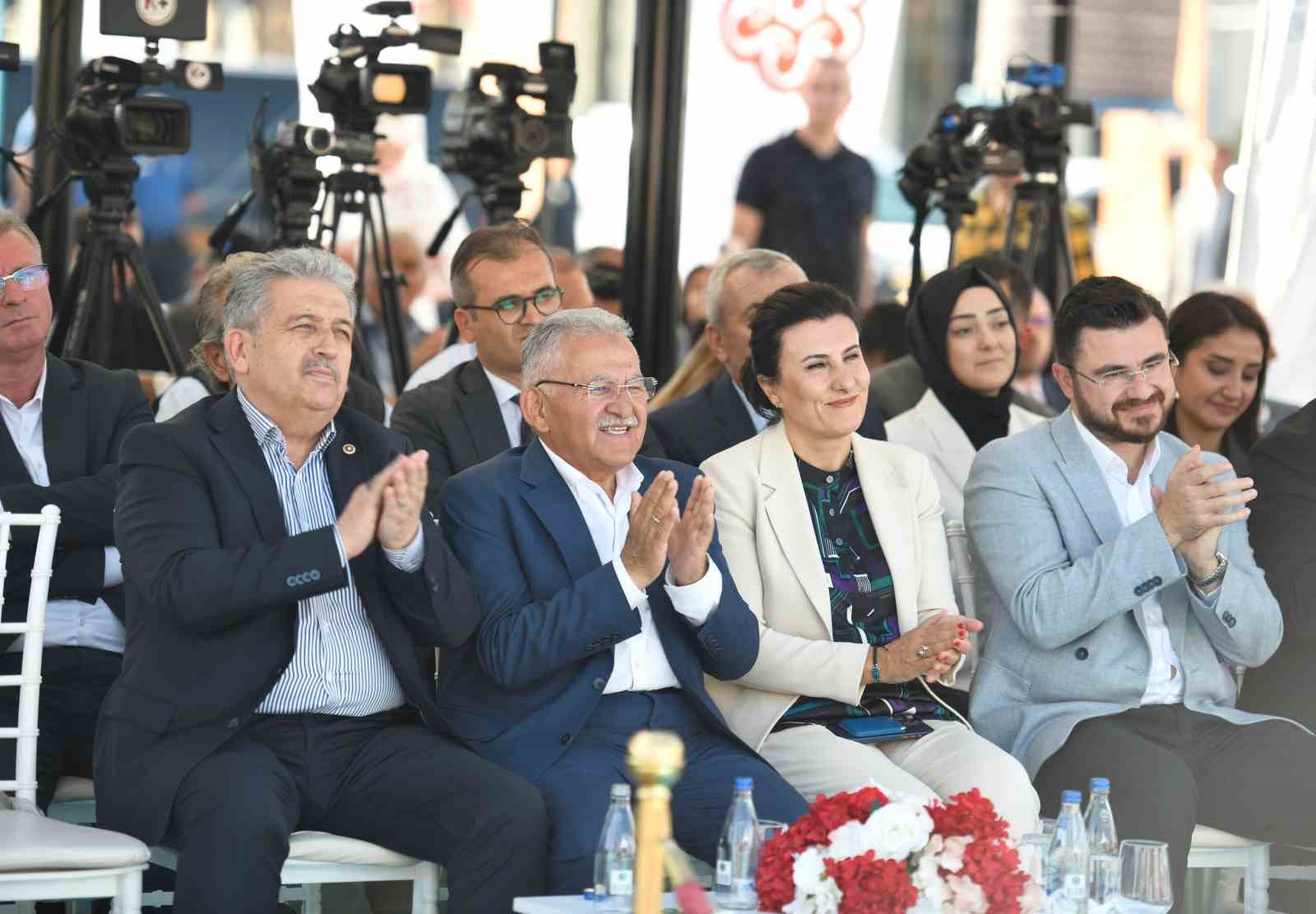 buyuksehirin-genclere-yonelik-buyuleyici-mobil-dijital-genclik-merkezi-acildi