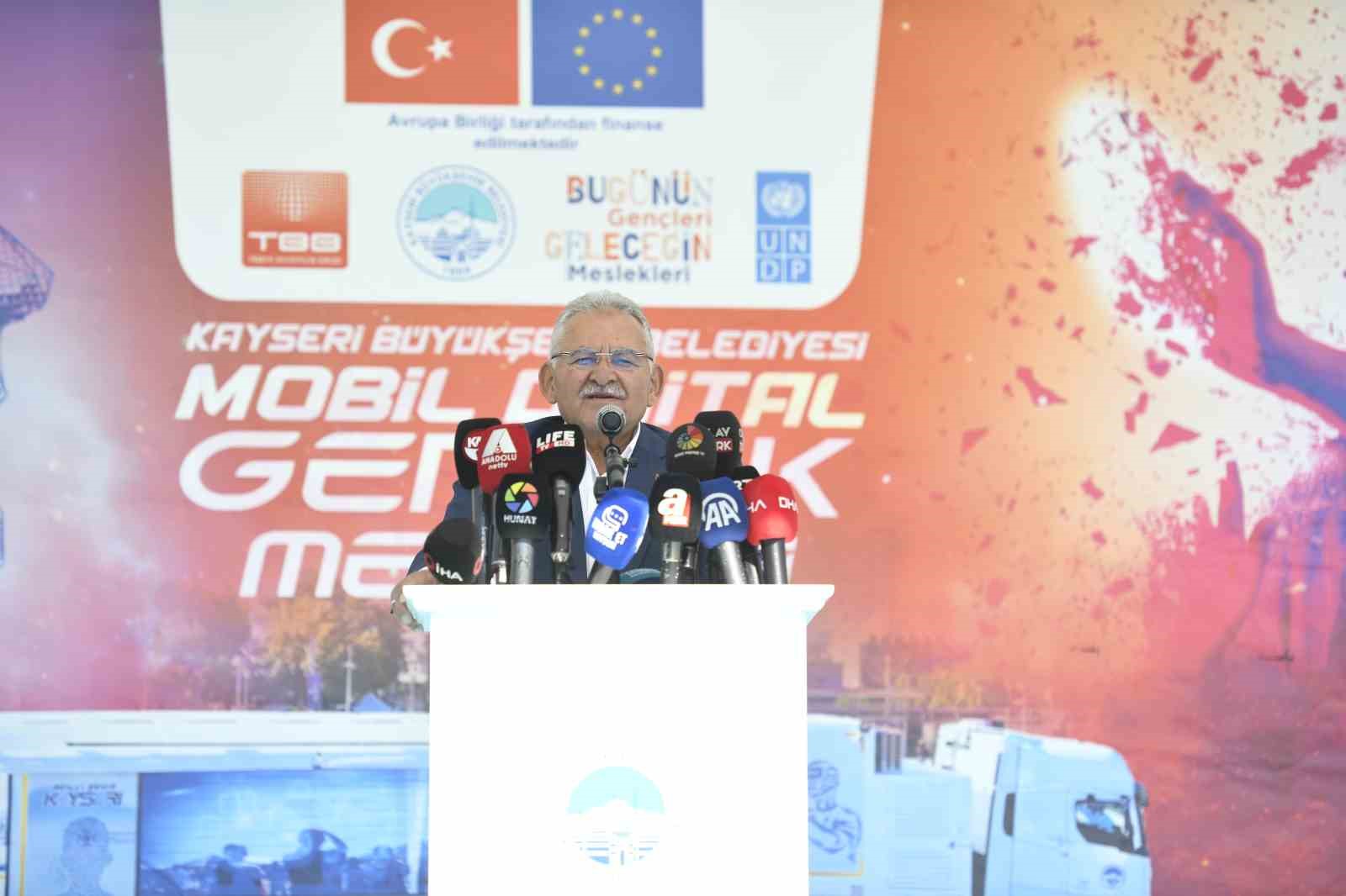 buyuksehirin-genclere-yonelik-buyuleyici-mobil-dijital-genclik-merkezi-acildi