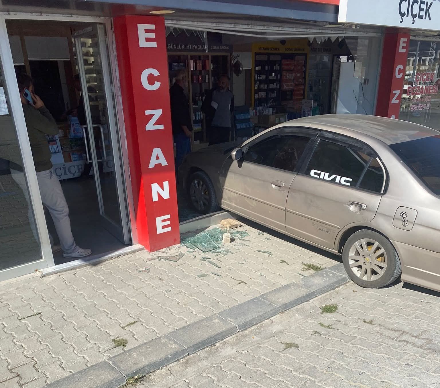 el-freni-cekilmeyen-arac-eczaneye-girdi