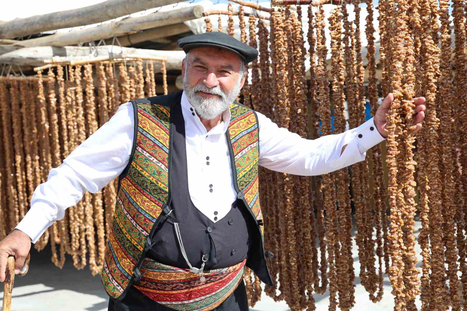 elazigda-vali-hatipoglu-orcik-yapti-kadinlardan-oyle-karistirilmaz-itirazi-geldi