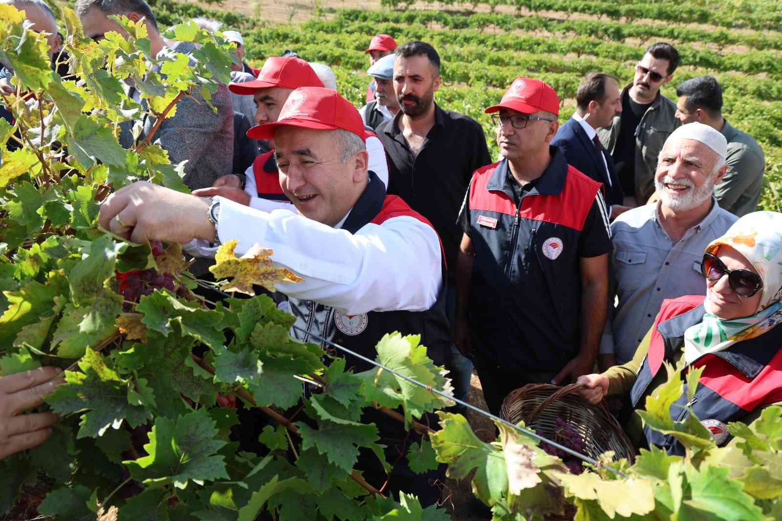 elazigda-vali-hatipoglu-orcik-yapti-kadinlardan-oyle-karistirilmaz-itirazi-geldi
