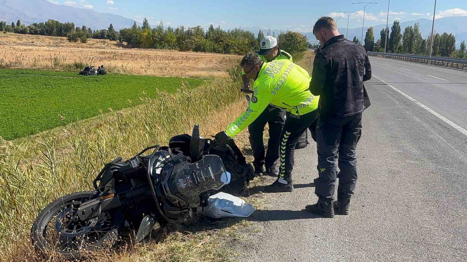 erzincanda-bariyere-carpan-rus-motosiklet-surucusu-oldu