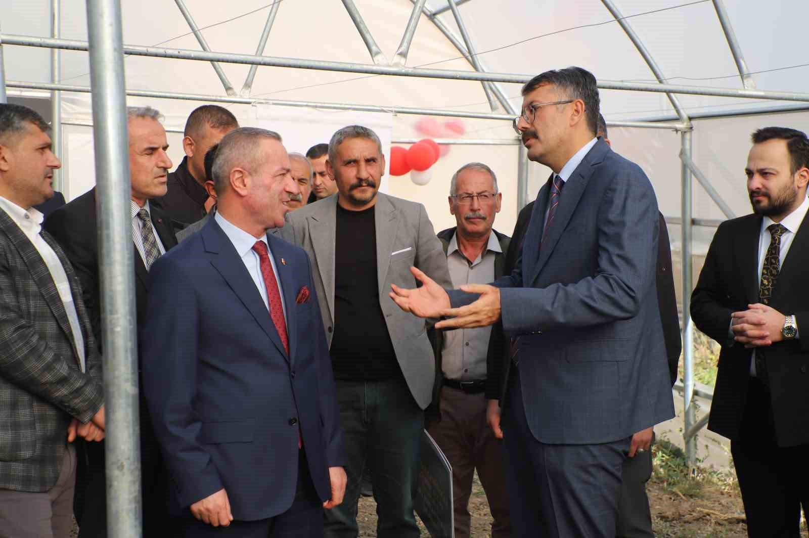 hakkaride-kurulumu-tamamlanan-seralar-kadin-ciftcilere-teslim-edildi