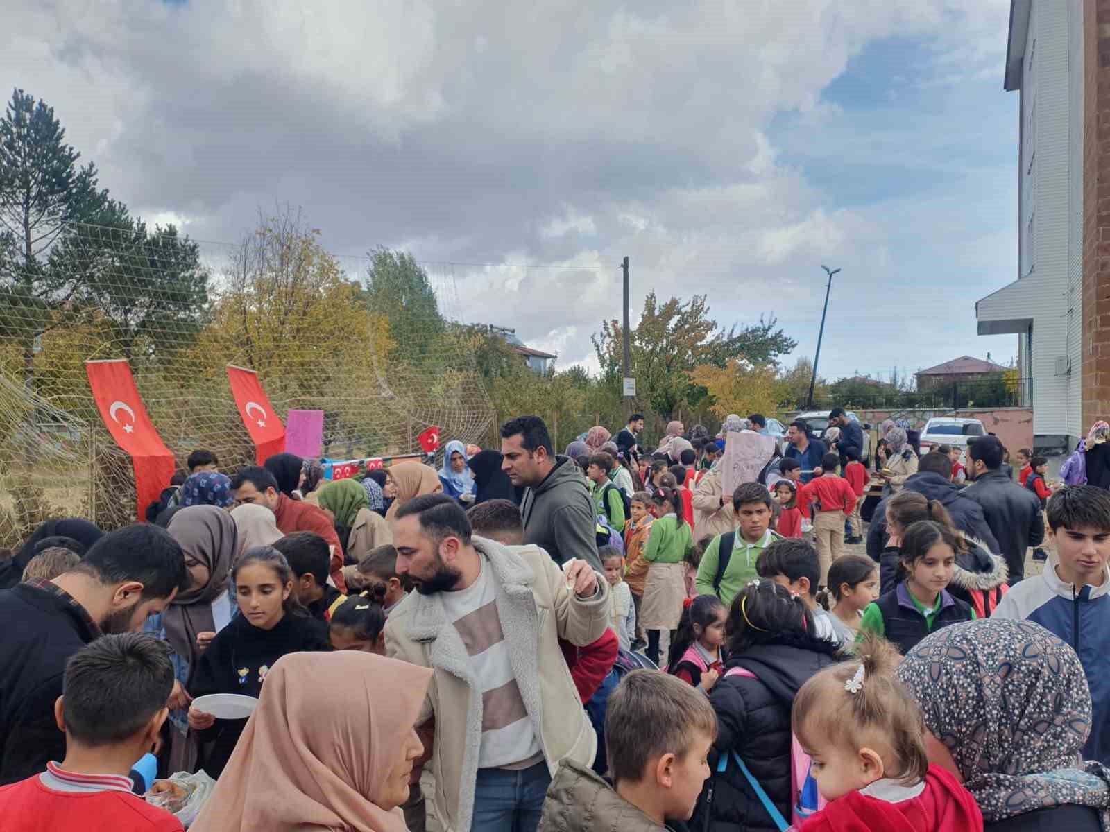 ilkokul-ogrencilerinden-gazze-icin-yardim-etkinligi