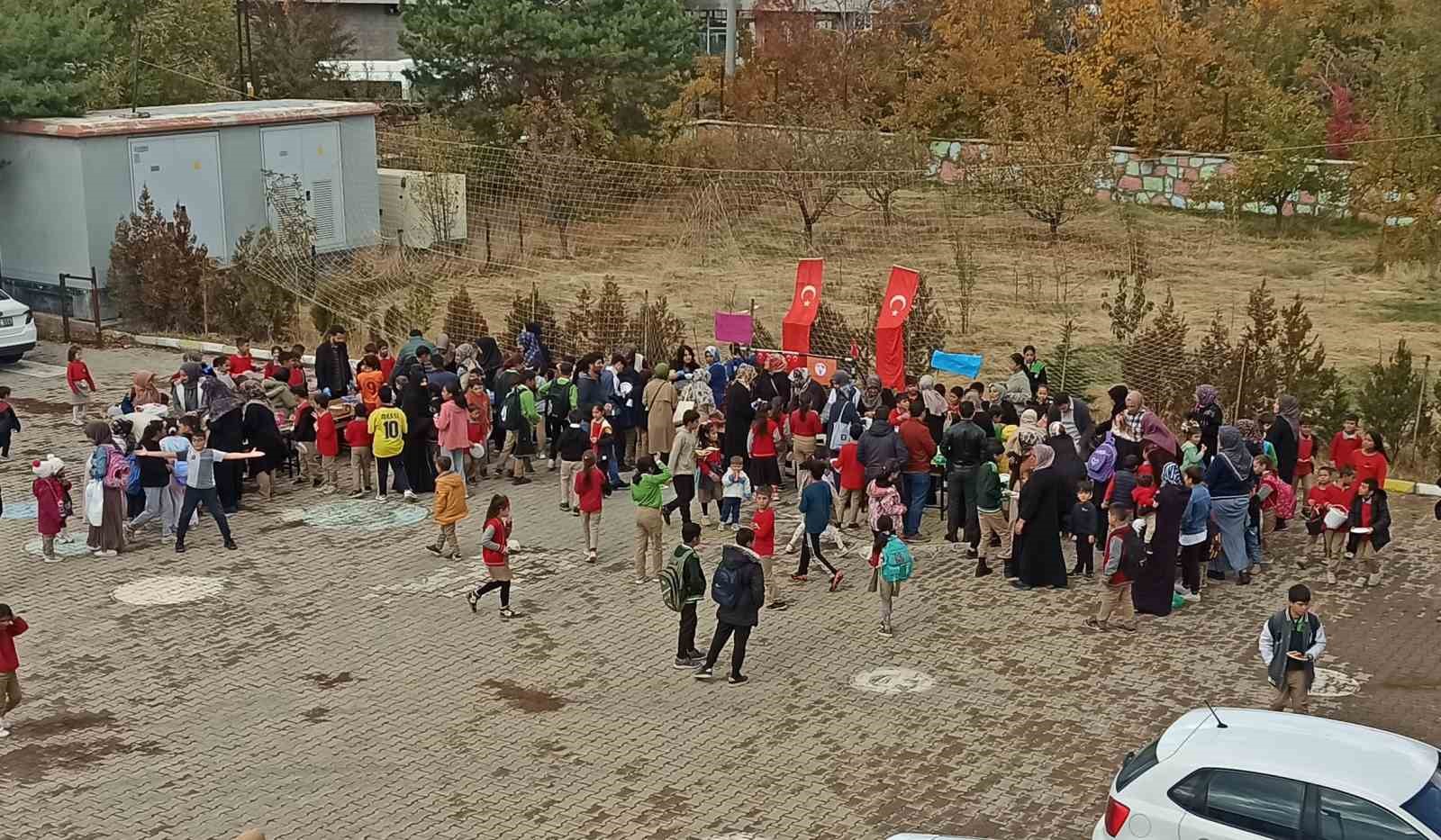 ilkokul-ogrencilerinden-gazze-icin-yardim-etkinligi