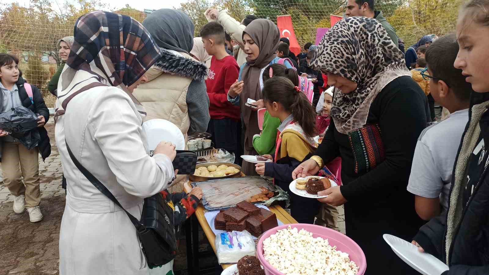 ilkokul-ogrencilerinden-gazze-icin-yardim-etkinligi