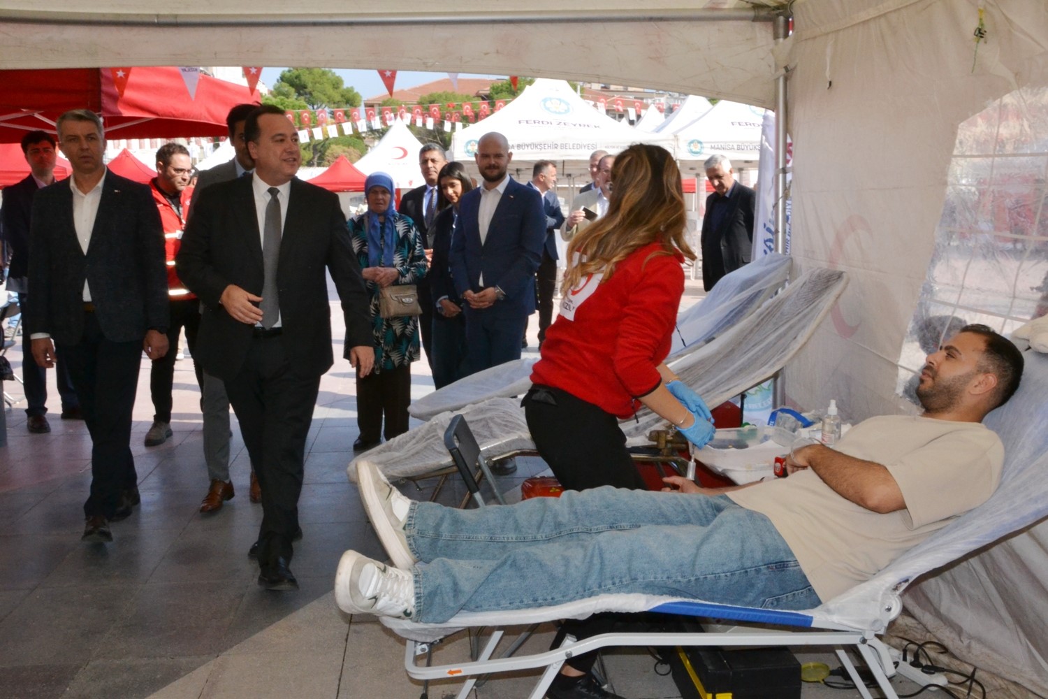 manisada-kan-bagisina-yogun-ilgi