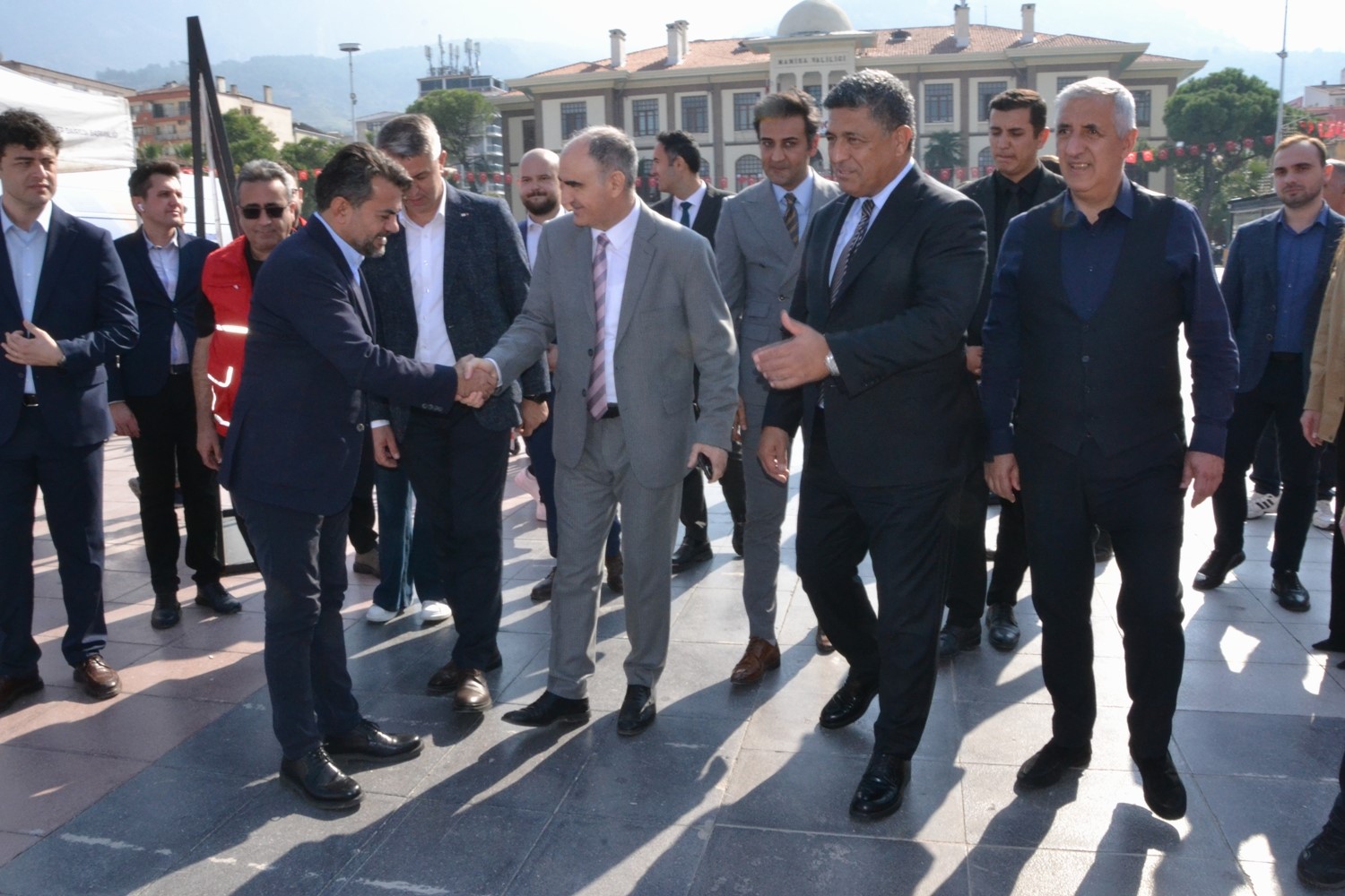 manisada-kan-bagisina-yogun-ilgi